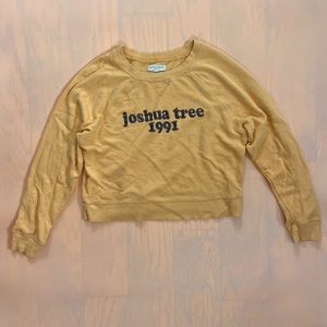 Comfy and chic cropped graphic crewneck sweatshirt